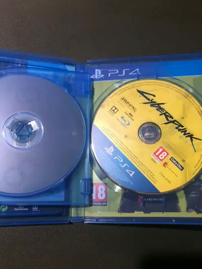 Juego PS4 Cyberpunk 2077 en buen estado - miniatura 3