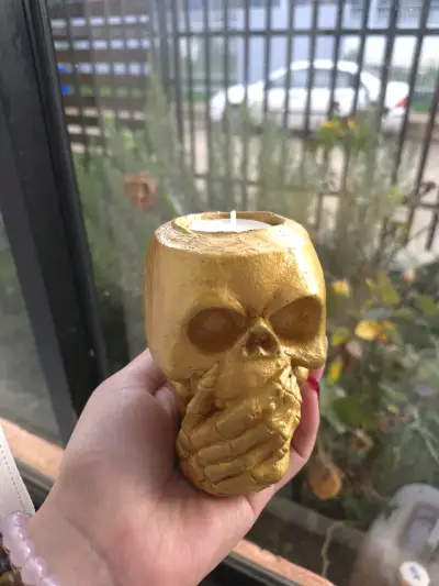 Portavelas de calavera dorada decorativa - miniatura 1