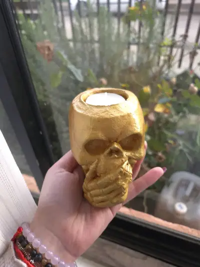 Portavelas de calavera dorada decorativa - miniatura 2