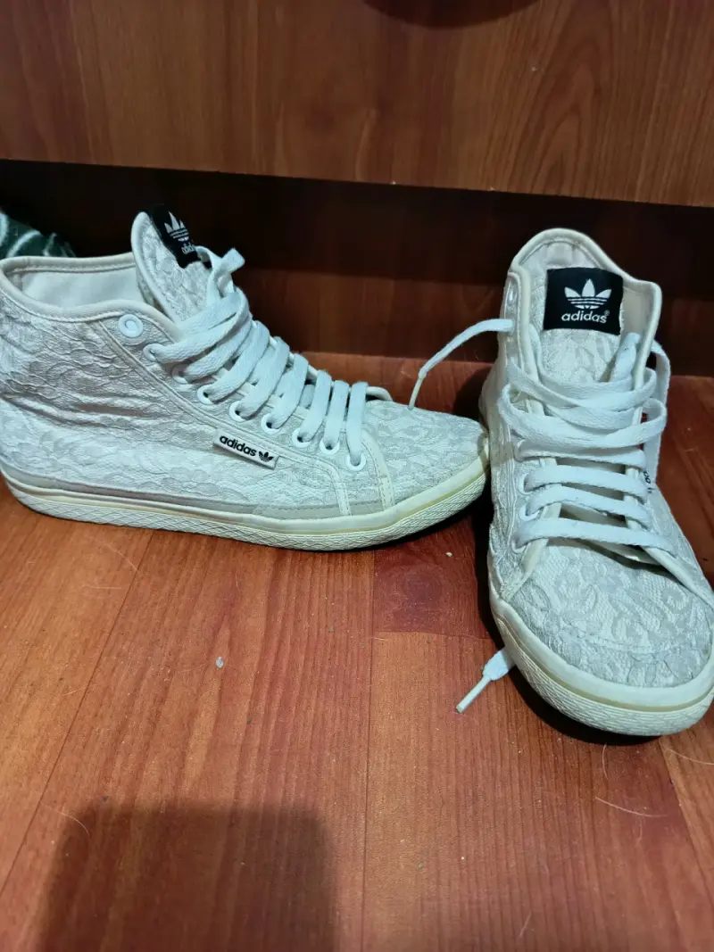 Zapatilla altas beige Adidas con diseño texturiz - 1