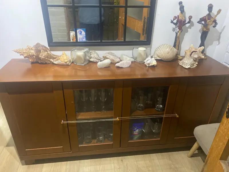 Aparador de madera con puertas de vidrio