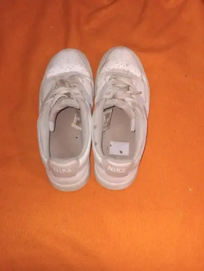 Zapatillas deportivas blancas Nike usadas - miniatura 4