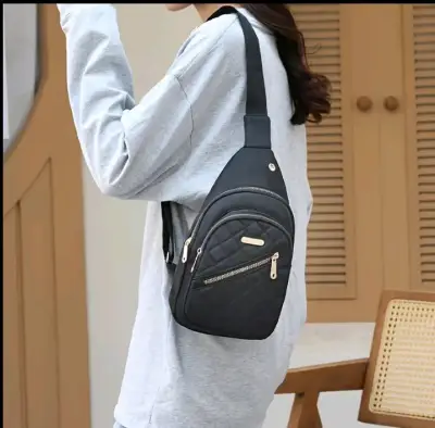 Mochila bandolera negra acolchada unisex - miniatura 2