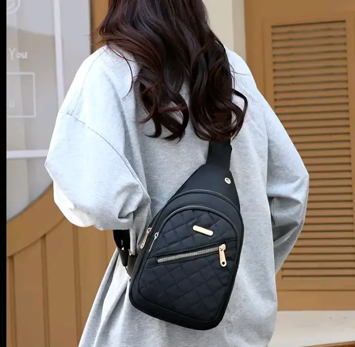 Mochila bandolera negra acolchada unisex - 4