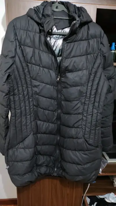 Chaqueta acolchada negra con capucha - miniatura 1