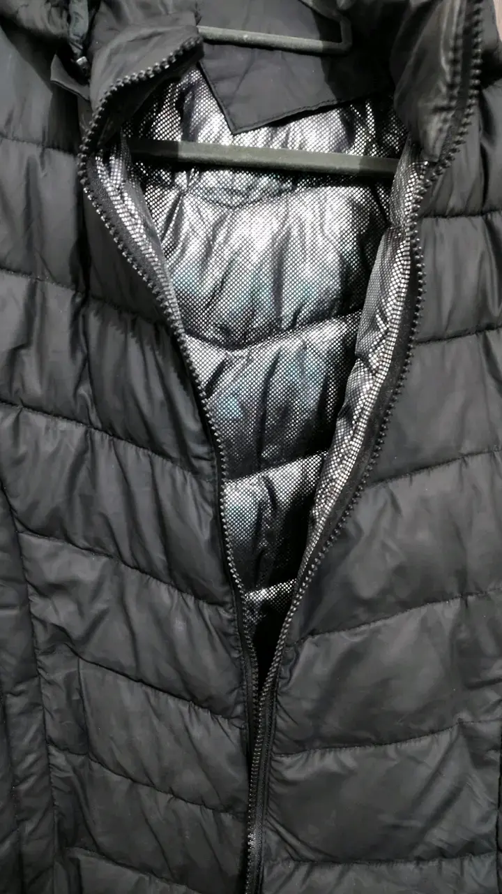 Chaqueta acolchada negra con capucha - 2