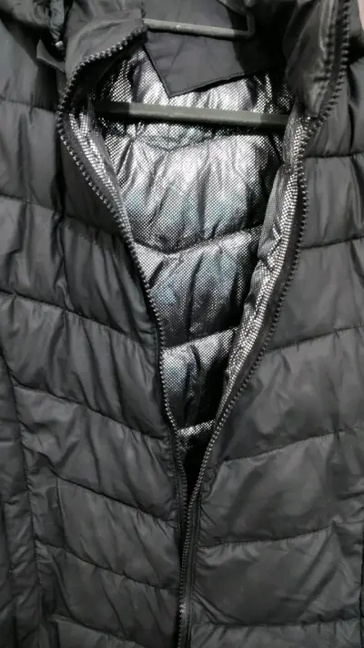 Chaqueta acolchada negra con capucha - miniatura 2