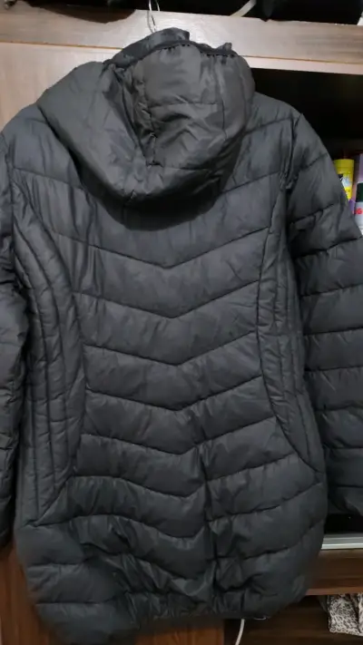Chaqueta acolchada negra con capucha - miniatura 3