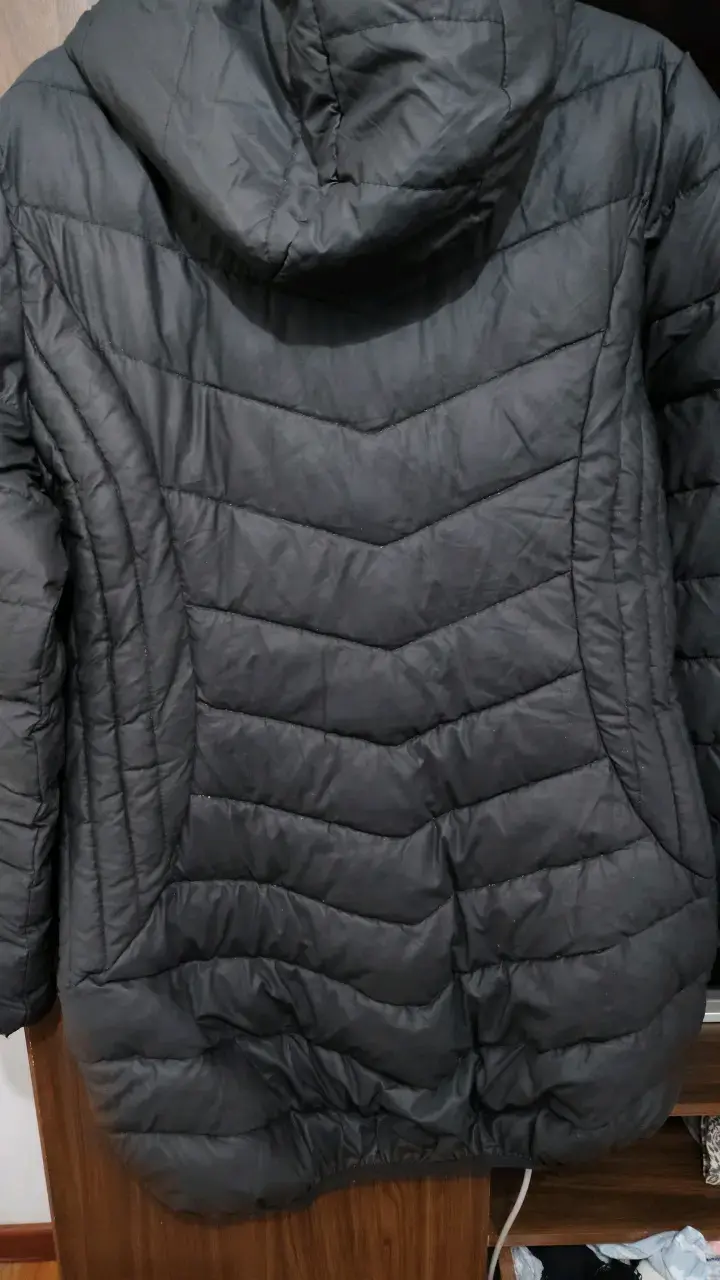 Chaqueta acolchada negra con capucha - 4