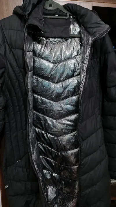 Chaqueta acolchada negra con capucha - miniatura 5