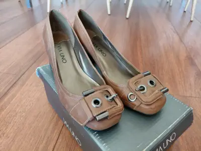 Zapatos de tacón marrones Via Uno con hebilla - miniatura 1
