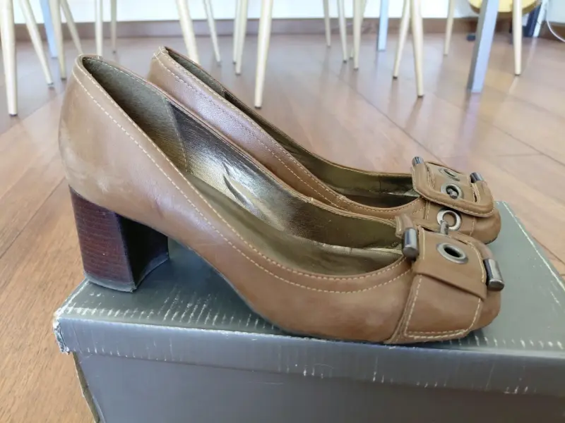 Zapatos de tacón marrones Via Uno con hebilla - 2