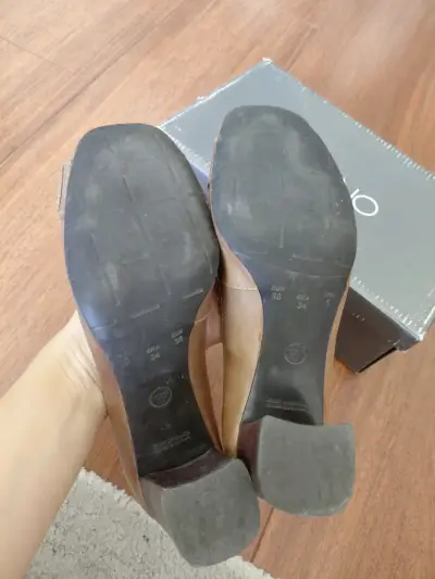 Zapatos de tacón marrones Via Uno con hebilla - miniatura 4