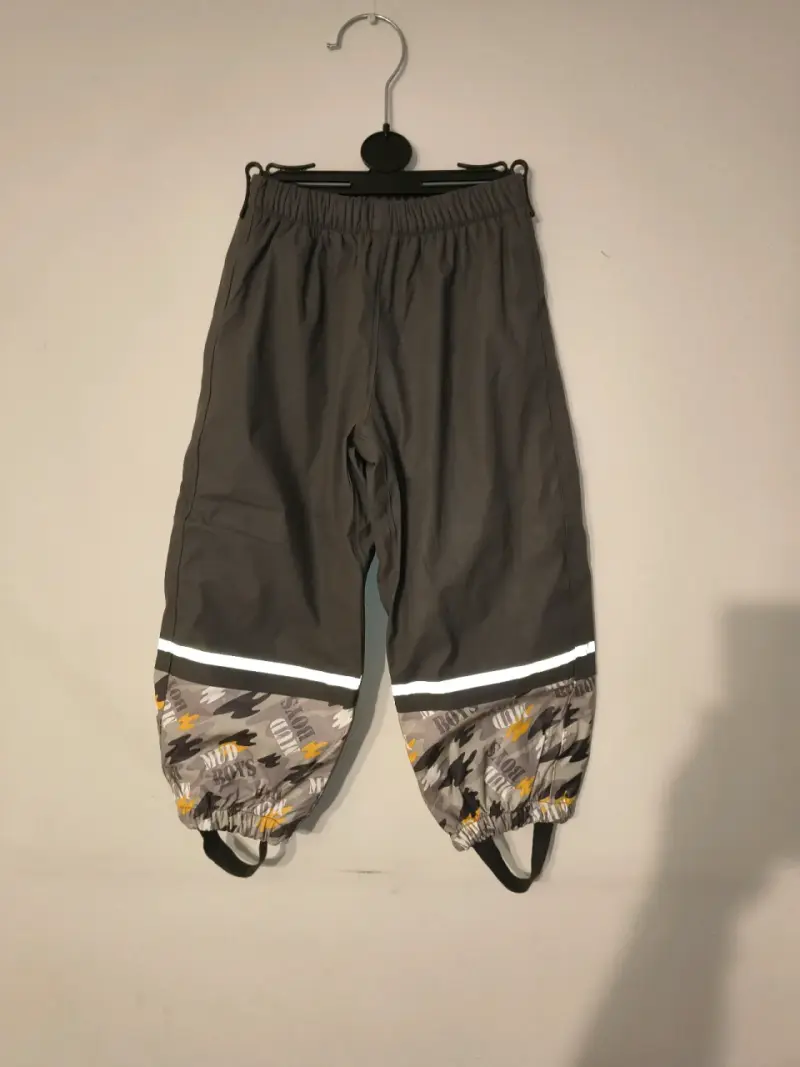 Pantalon impermeable para niños con diseño estam