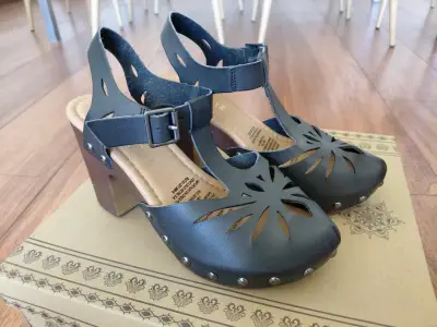 Sandalias  con taco alto y diseño floral - miniatura 1