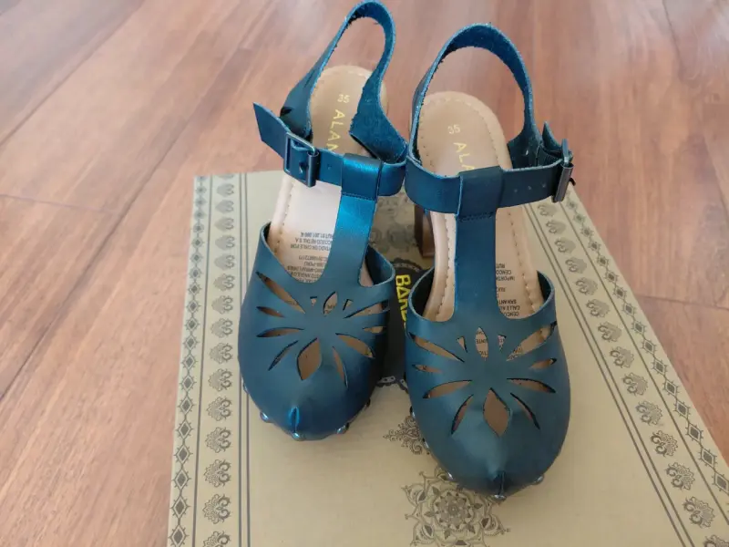 Sandalias  con taco alto y diseño floral - 2