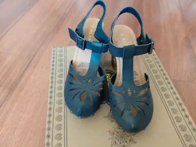 Sandalias  con taco alto y diseño floral - miniatura 2