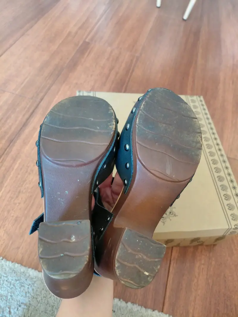 Sandalias  con taco alto y diseño floral - 3