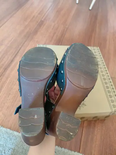 Sandalias  con taco alto y diseño floral - miniatura 3