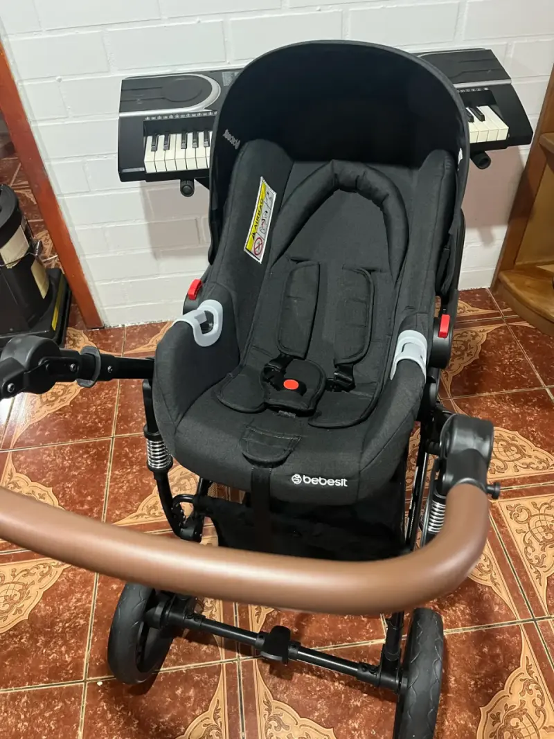 Coche de bebé Bebesit negro con capota ajustable - 1