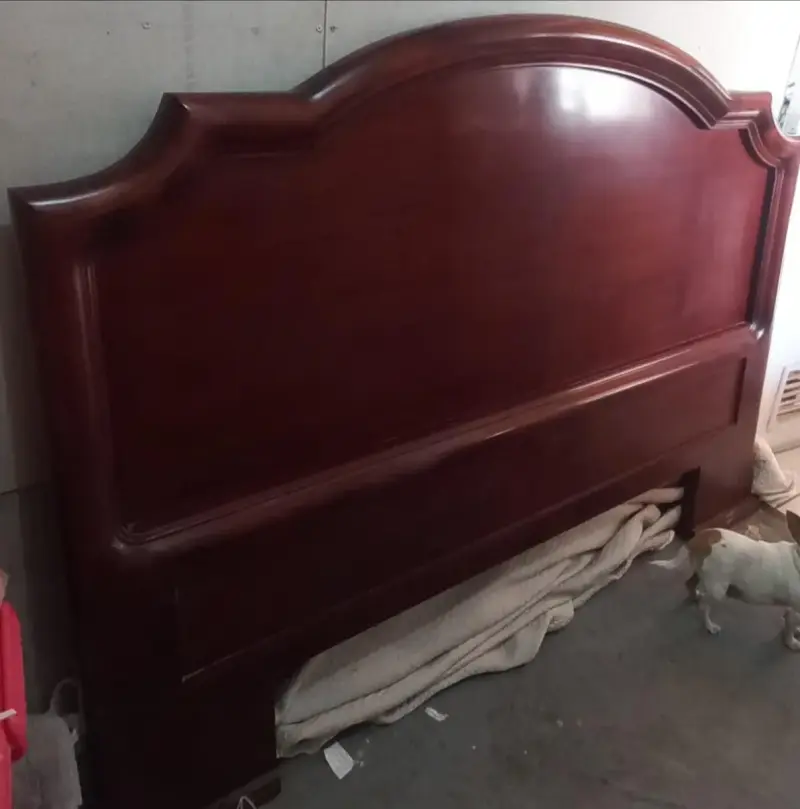Cabecera de cama de madera oscura