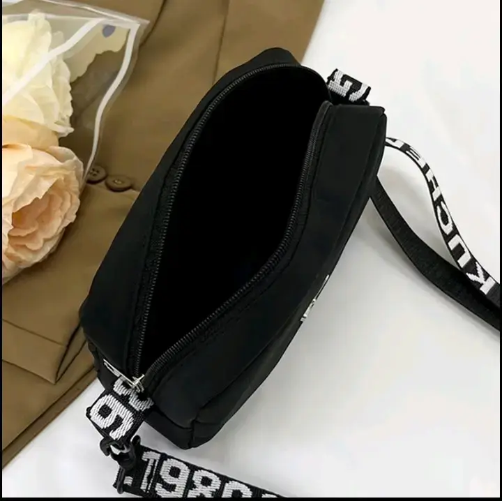 Cartera bandolera negra con mariposa - 4