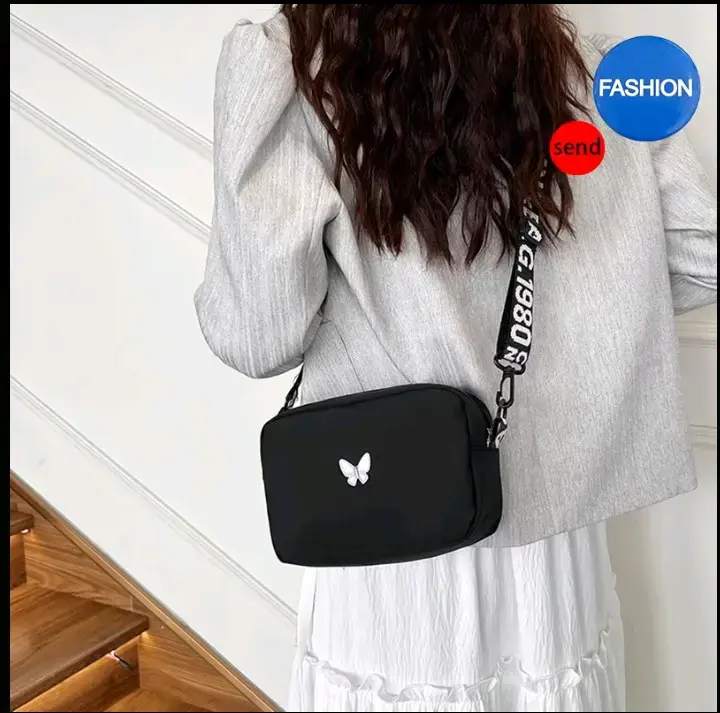 Cartera bandolera negra con mariposa - 5