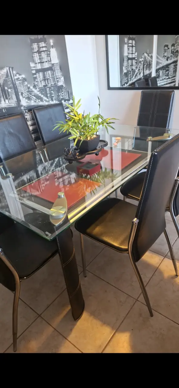 Juego de comedor de vidrio con sillas negras - 1