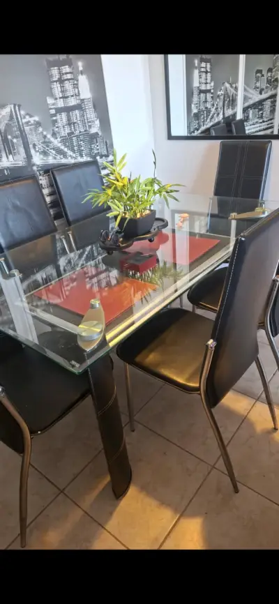 Juego de comedor de vidrio con sillas negras - miniatura 1