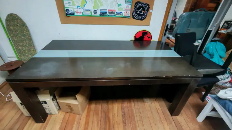 Mesa de comedor grande de madera con vidrio