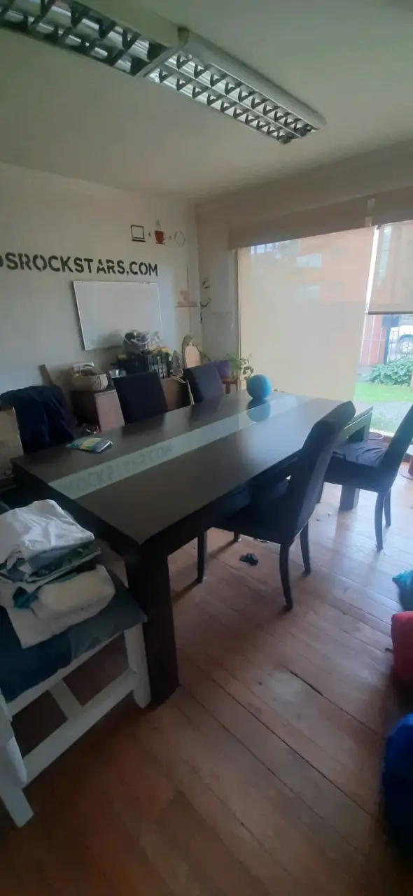 Mesa de comedor grande de madera con vidrio - 3