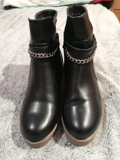 Botines negros con cadena decorativa - miniatura 1