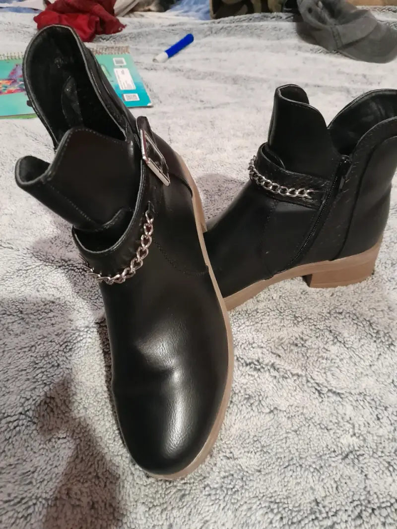 Botines negros con cadena decorativa - 2