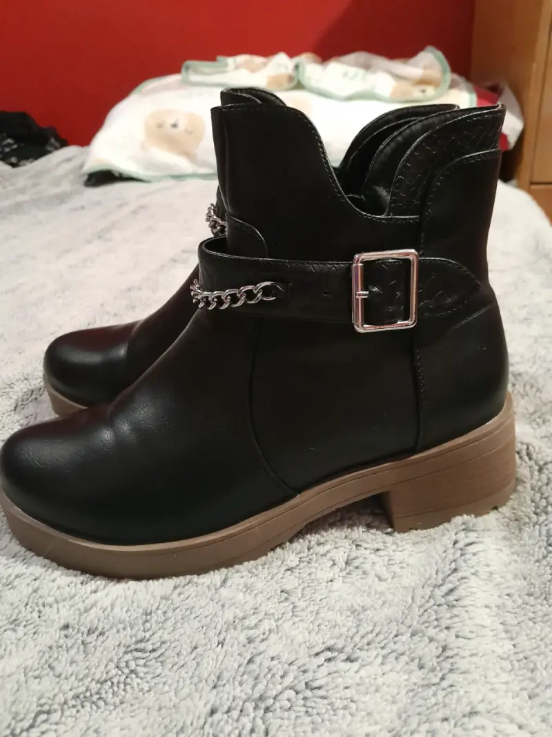 Botines negros con cadena decorativa - 3