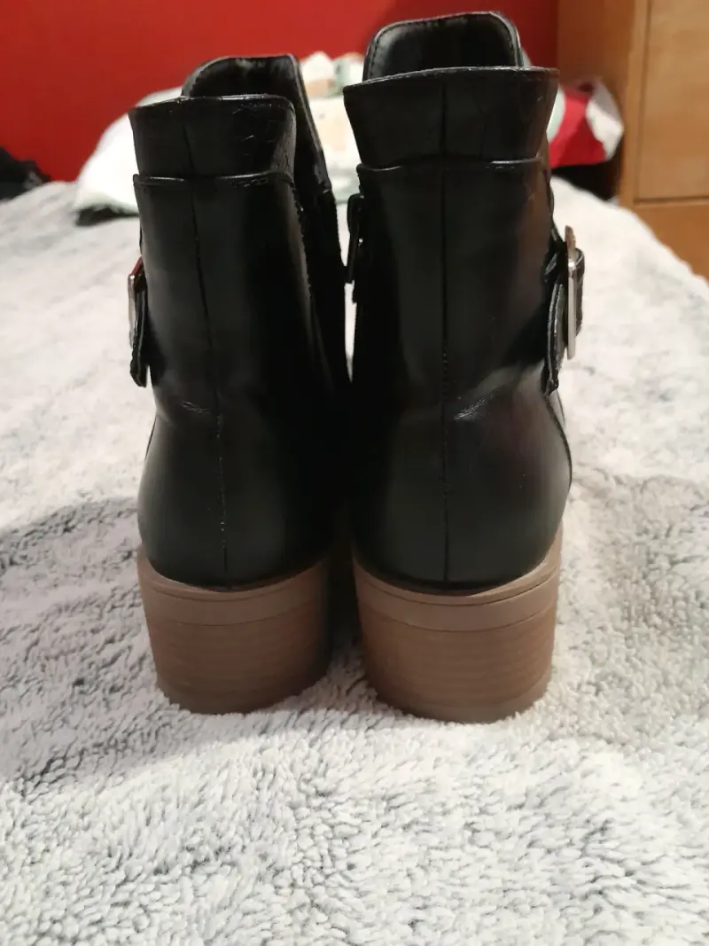 Botines negros con cadena decorativa - 4