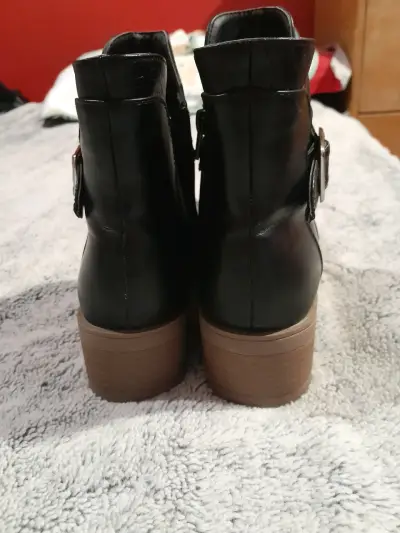 Botines negros con cadena decorativa - miniatura 4