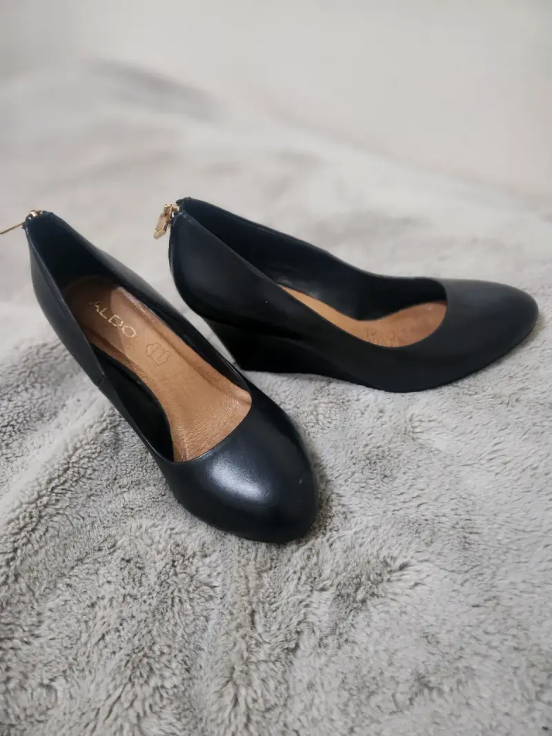 Zapatos de tacón negro con cierre trasero - 1