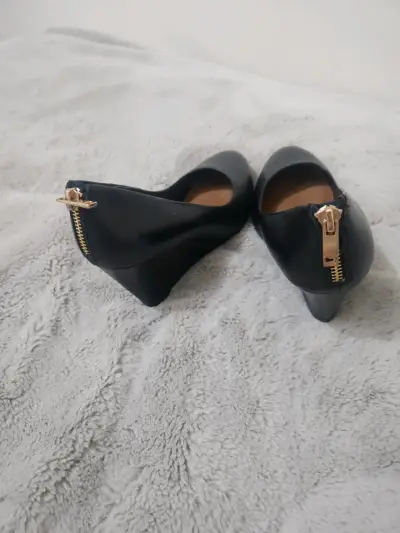 Zapatos de tacón negro con cierre trasero - miniatura 2