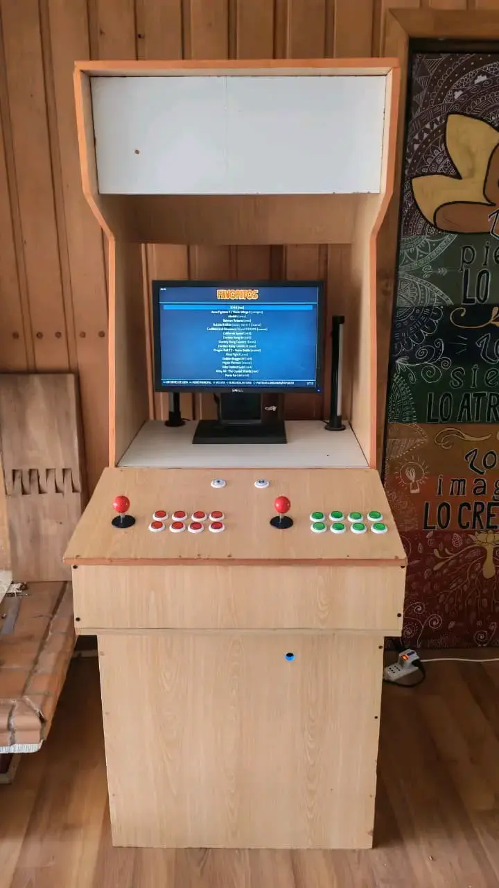 Máquina Arcade Retro con Joysticks y Botones