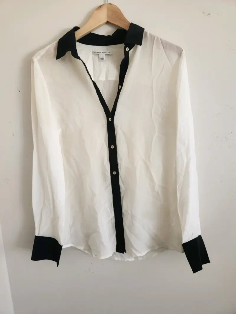 Blusa Banana Republic blanca con detalles negros - 1