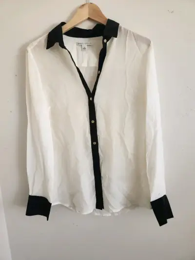 Blusa Banana Republic blanca con detalles negros - miniatura 1