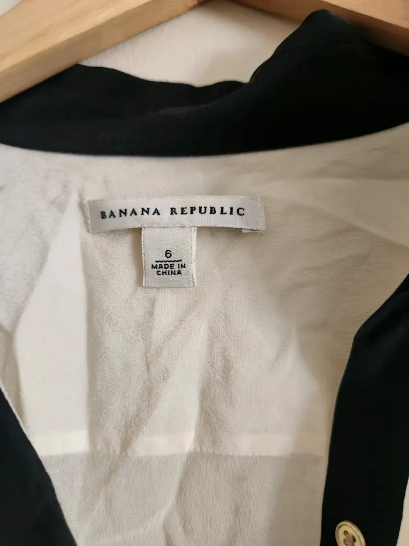 Blusa Banana Republic blanca con detalles negros - 2