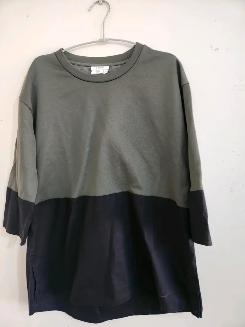 Polera bicolor DKNY verde y negra - 1