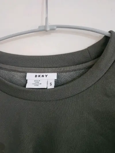 Polera bicolor DKNY verde y negra - miniatura 2