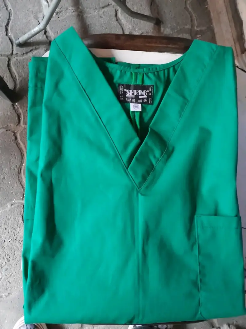Uniforme clínico verde talla M - 2