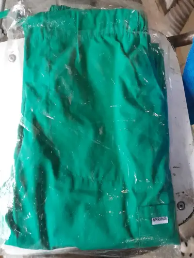 Uniforme clínico verde talla M - miniatura 3