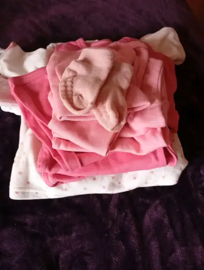 Ropa de bebé en tonos rosados y blancos - miniatura 1