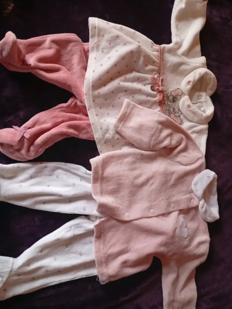 Ropa de bebé en tonos rosados y blancos - 2
