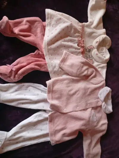 Ropa de bebé en tonos rosados y blancos - miniatura 2