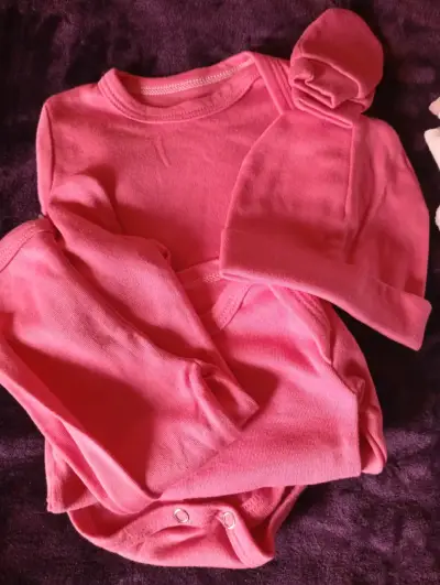 Ropa de bebé en tonos rosados y blancos - miniatura 3
